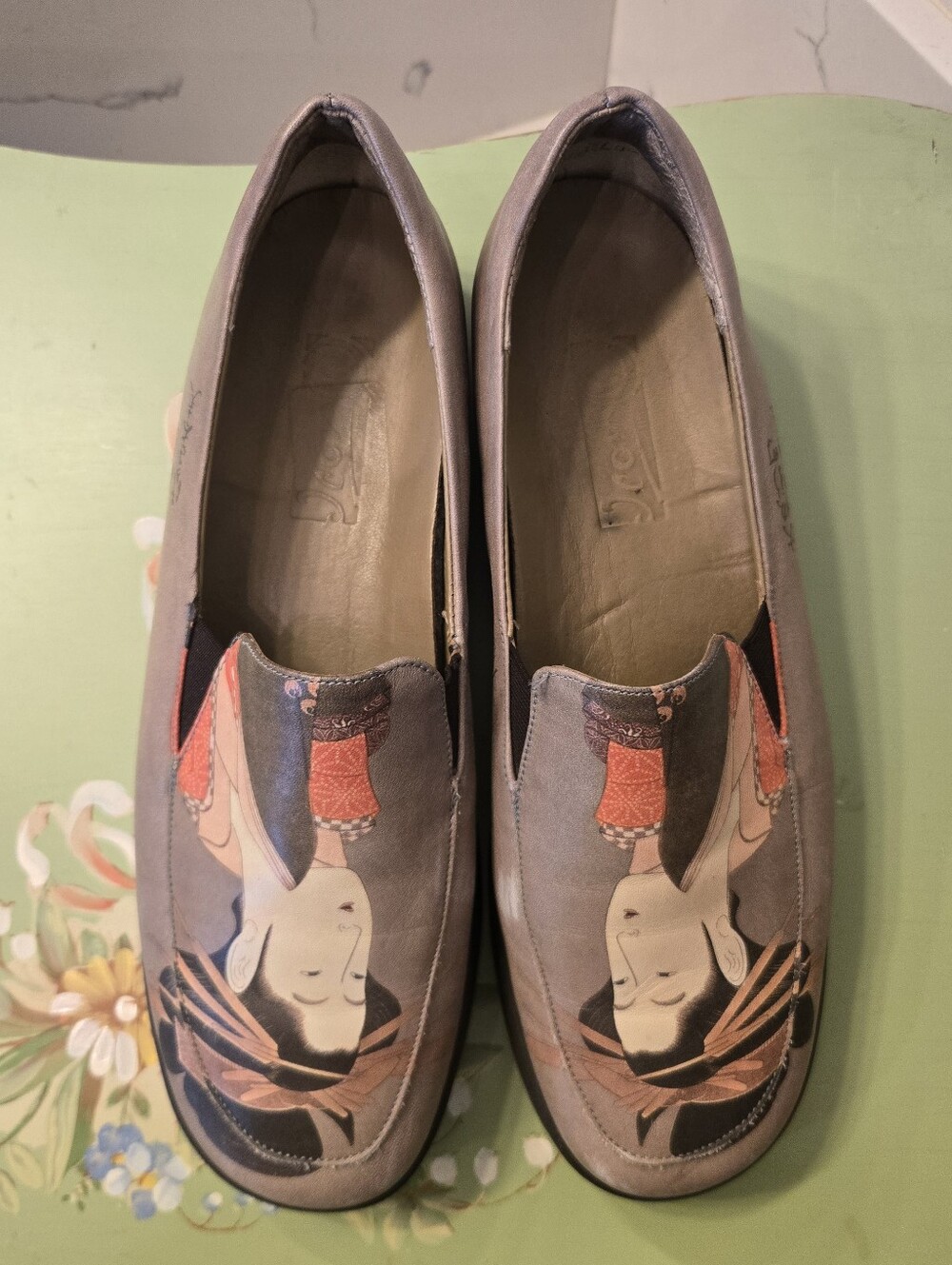 ICON Vintage  Geisha Wearable Art Slip On Loafers Womens Size 8